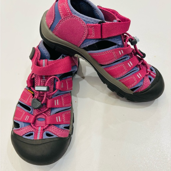 Keen Kids' Fuchsia and Black Outdoor Sandals Mint Condition Size 4 Big Girl - Picture 8 of 11
